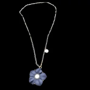 Collier chaîne fleur noire